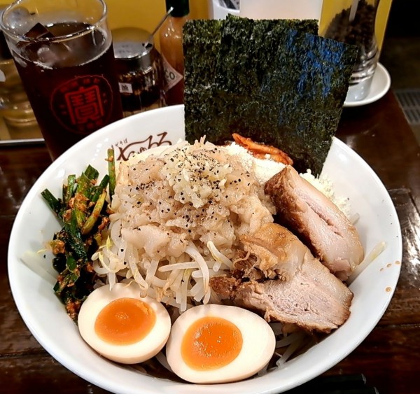 「デラックス特製まぜそば にんにく少なめ 野菜 あぶらマシ」@まぜそば ちゅるるの写真