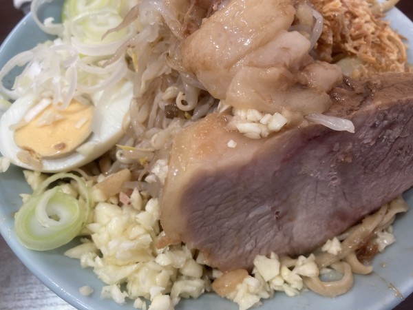 「汁無し(普通)+ヤサイ少なめ+ニンニク」@ラーメン富士丸  西早稲田店の写真