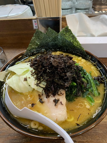 「曜日限定塩ハ　塩豚骨大、岩のり、ほうれん草、硬め、濃いめ、油多め」@らあめん 寸八 総本店の写真