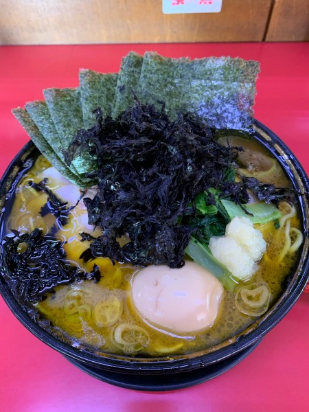 「チャーシュー麺大、味玉、岩のり、海苔、ほうれん草トッピング」@上越家の写真