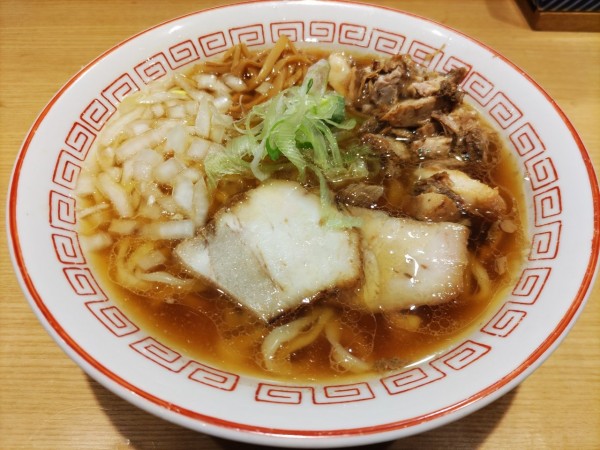 「醤油らーめん・すっきり+チャーシュー切り落とし+玉ねぎ」@きたかた食堂の写真