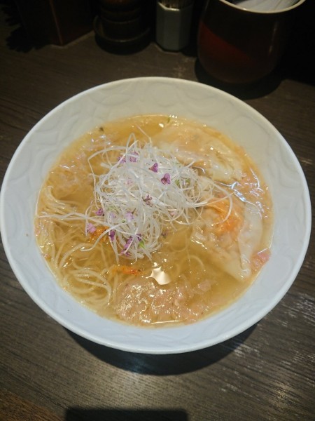 「桜海老入り塩ワンタン麺 2000円」@支那そばや 本店の写真