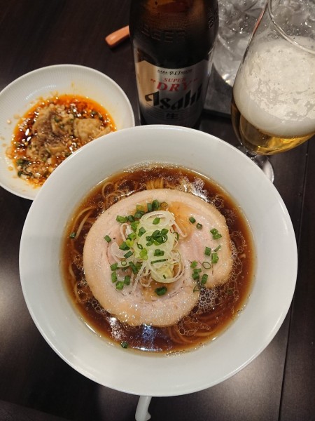 「瓶ビール＋海老ワンタン＋醤油拉麺」@創作麺工房 鳴龍の写真