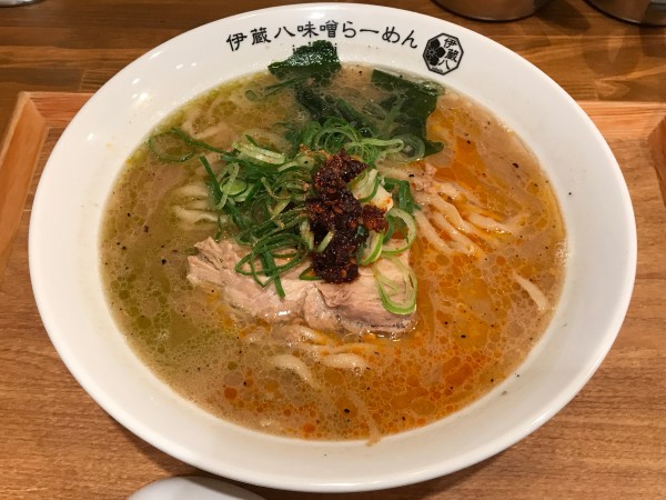 「三種のらー油の味噌らーめん　1080円」@伊蔵八味噌らーめんの写真