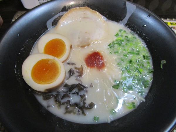 「濃厚豚骨ラーメンTP煮卵 450円（特別価格）」@濃厚とんこつラーメン 一峰の写真