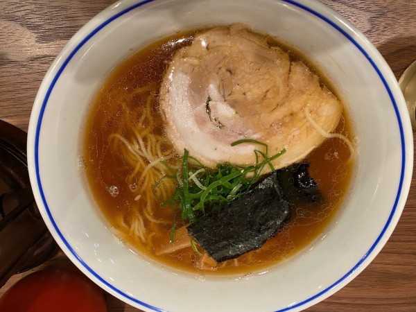 「鵠沼醤油らぁ麺」@支那そばや 新横浜ラーメン博物館店の写真