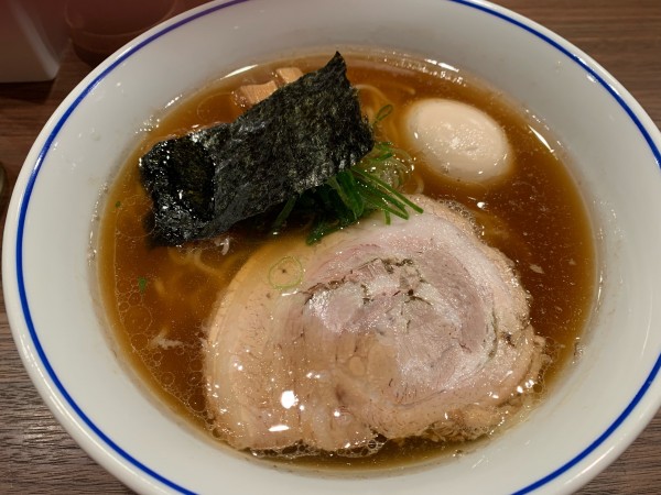 「鵠沼　醤油らぁめん」@支那そばや 新横浜ラーメン博物館店の写真