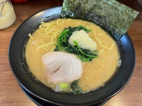 「醤油豚骨ラーメン、固め」@横浜家系ラーメン 駒込家の写真