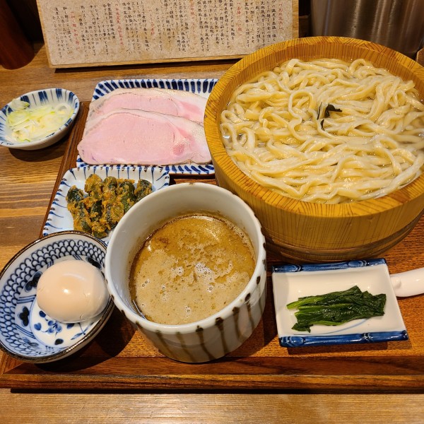 「釜揚げつけ麺(喉黒)+ﾛｰｽﾄﾎﾟｰｸ2枚+煮卵+味噌小胡瓜」@炭火焼濃厚中華そば 威風堂道の写真