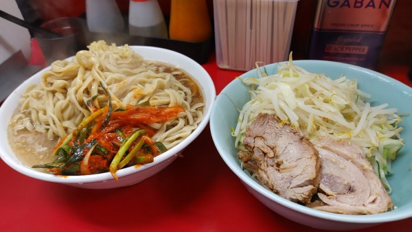 「麺増し大ラーメン・ピリ辛にらだれ(ヤサイしょうが)¥980」@ラーメン二郎 中山駅前店の写真