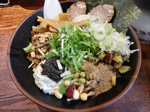 「黒トリュフ油そば(中盛)·プラス特製·挽肉ごはん」@つけ麺 紅葉の写真