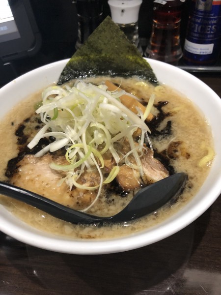 「とん黒 太麺 かため 大盛」@信州麺屋 とんずら -カエン-の写真