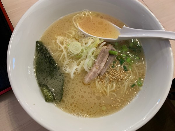 「鶏白湯醤油ラーメン」@煮込み食堂 まるしば 取手店の写真