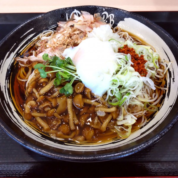 「冷しぶっかけなめこそば（￥600）＋温泉玉子（クーポン）」@ゆで太郎 越谷大間野町店の写真