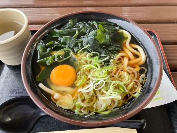 「わかめうどん生卵トピ」@YASMOCCA 大谷PA下りの写真