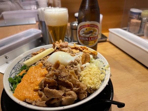 「白山味噌カレーまぜそば大盛り＋バター＋瓶ビール」@肉盛り味噌らーめん 侍倶楽部 赤羽駅前店の写真