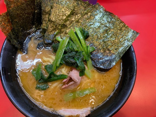「中盛ラーメンと海苔」@家系総本山 ラーメン吉村家の写真