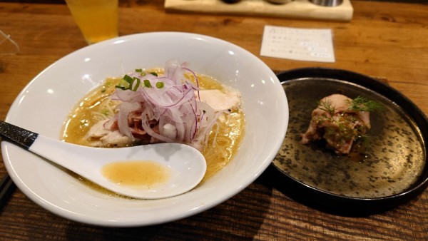 「鶏と水(濃厚)+肉増し　替え玉限定②」@蜂と蝶の写真