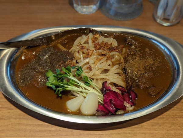 「牛すじカレーまぜsoba」@鶏Soba Toraやの写真