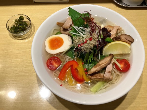 「【期間限定】冷やし塩ラーメン 青唐辛子入り」@函館塩ラーメン 五稜郭の写真