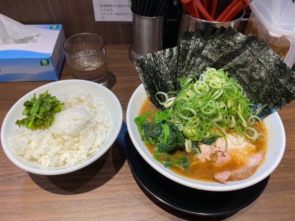 「のり青ねぎラーメン、ライス」@横浜家系らーめん 輝道家 水道橋駅前店の写真