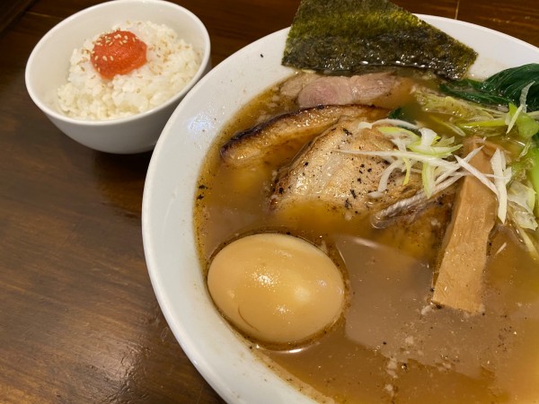 「味玉魚だし醤油＋厚切りチャーシュー＋お昼のご飯（1110円）」@九州らあめん どん きさろく 八柱店の写真