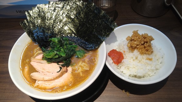 「ラーメン¥850+高級海苔増し¥150+白米¥100-」@横浜家系らーめん 輝道家 水道橋駅前店の写真