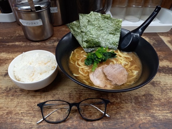 「ラーメン(固め・多め)無料ライス×2」@らーめん 吟太の写真