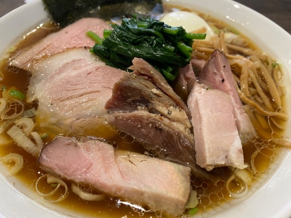 「三つ由の醤油らーめん＋半熟玉子＋チャーシュー（1150円）」@三つ由の写真