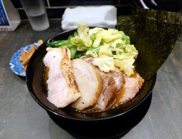 「チャーシュー入りラーメン+茹でキャベツ」@宮元製麺の写真