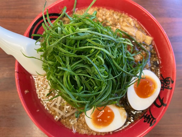 「京都漆黒醤油ﾗｰﾒﾝ味玉九条ねぎ固め背脂多め1,199円」@ラーメン魁力屋 霧が丘店の写真