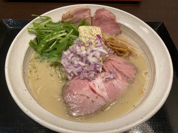 「鶏そば シンシロ（鶏白湯）限定A・低温チャーシュー」@境逸品 鶏そば 山田屋の写真