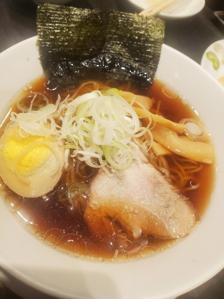 「らーめん醤油味７４８円税込」@ちょもらんま酒場 八重洲地下街店の写真