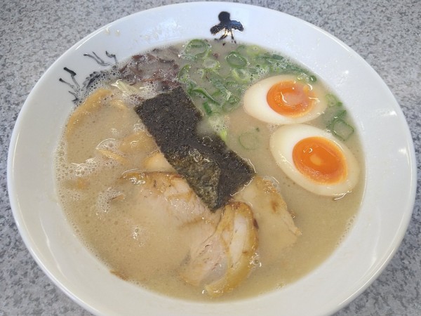 「並ラーメン＋半熟煮卵(ﾁｹｯﾄｻｰﾋﾞｽ)」@大龍ラーメン 合川店の写真