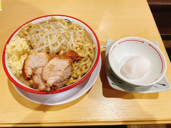 「大らーめん+生卵」@豚と脂。の写真