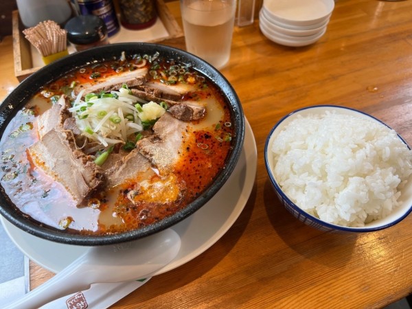 「辛チャーシュー　麺大盛り➕大ライス」@麺屋二郎 指宿駅前店の写真