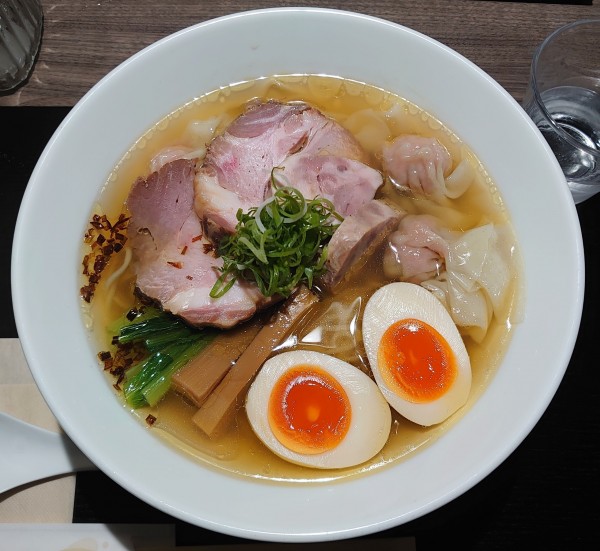 「塩ちゃーしゅーわんたん麺+半熟煮玉子(1450円)」@らーめん 鉢ノ葦葉の写真