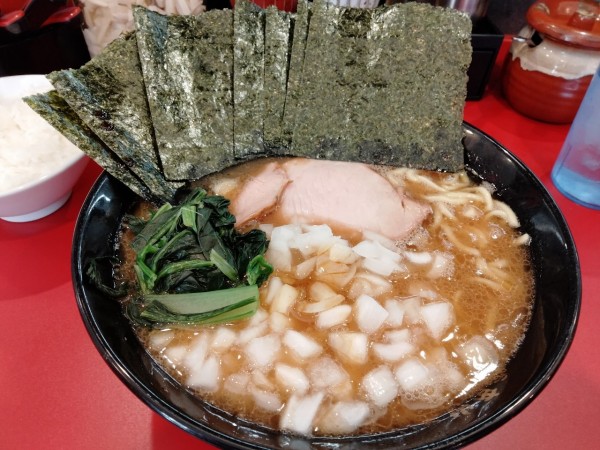 「ラーメン中＋海苔＋玉ねぎ」@杉田家 千葉駅前店の写真
