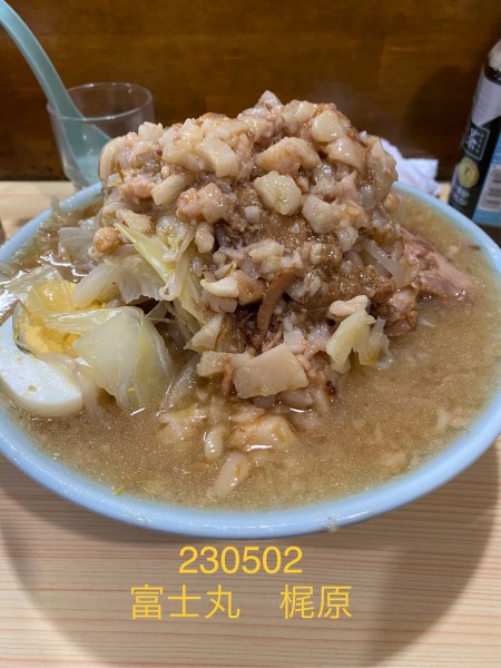 「ラーメン半分＋生玉子　1,000+100」@ラーメン富士丸 明治通り都電梶原店の写真