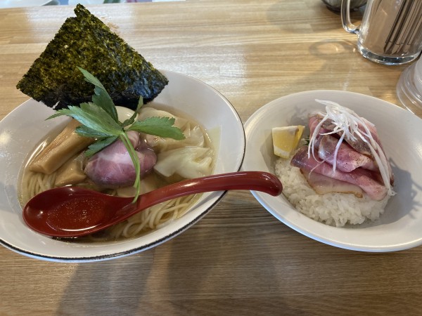 「（松）特級中華そば（白醤油）1300円　肉ご飯400円」@自家製麺 くろ松の写真