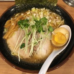 濃厚豚骨ラーメン　醤油(750円)