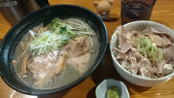 「メガ煮干しラーメン+低温チャーシュー丼」@麺屋 ひな多の写真