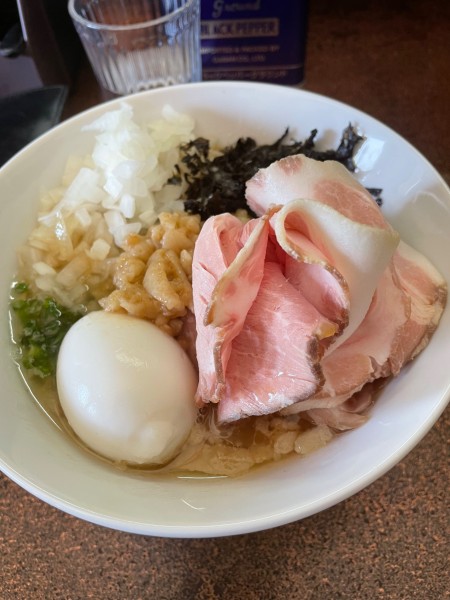 「背脂煮干し＋チャーシュー＋玉ねぎ＋味玉」@2番ライト 煮干男の写真