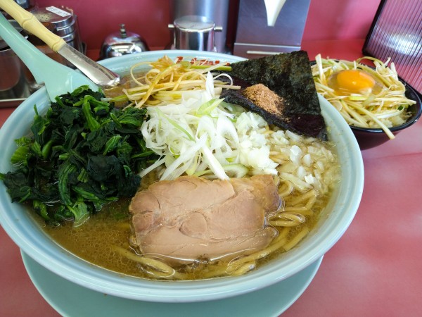 「限定/和節豚骨ラーメン+大大+ほうれん草+玉子かけご飯　他」@ラーメン山岡家 瑞穂店の写真