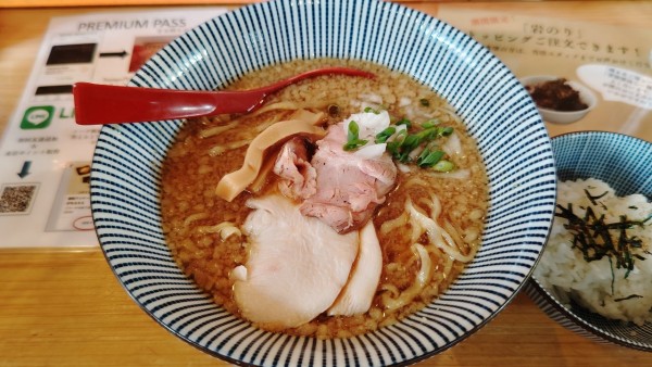 「背脂醤油らー麺」@焼きあご塩らー麺  たかはし 歌舞伎町店の写真