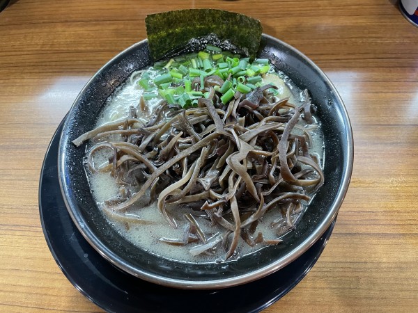 「ラーメン ¥850 キクラゲ ¥100 替え玉 ¥100」@博多長浜らーめん ぼたんの写真