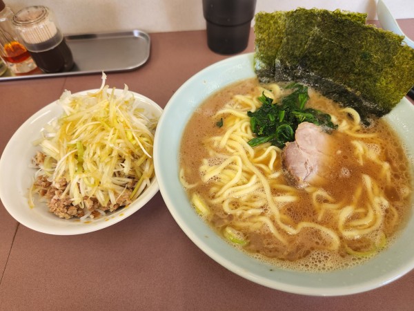 「ラーメン中　ネギチャー丼」@本牧家 本店の写真