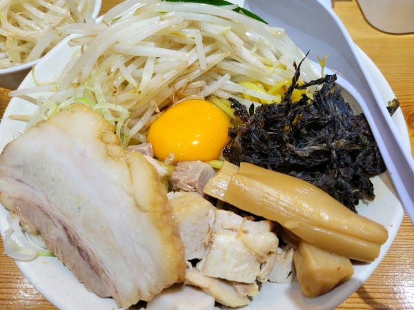 「北参道油そば(野菜大盛、ご飯なし)+チャーシュー」@味噌麺処 花道庵 北参道店の写真