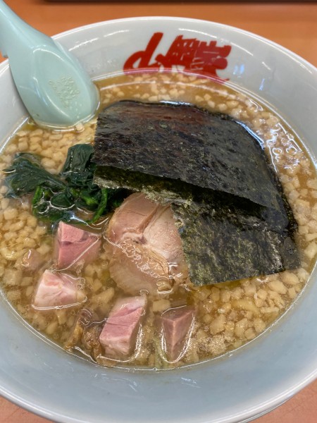 「醤油ラーメン（背脂変更）」@山岡家 平塚店の写真
