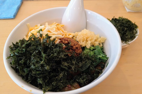 「台湾まぜそば(追い飯付)+チーズ・バラ海苔」@ラーメン屋 つるんの写真